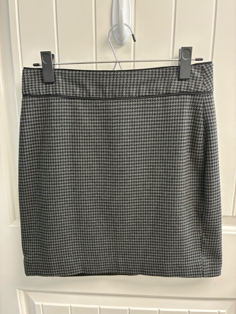 Banana Republic Factory Black and Gray Houndstooth Pencil Skirt